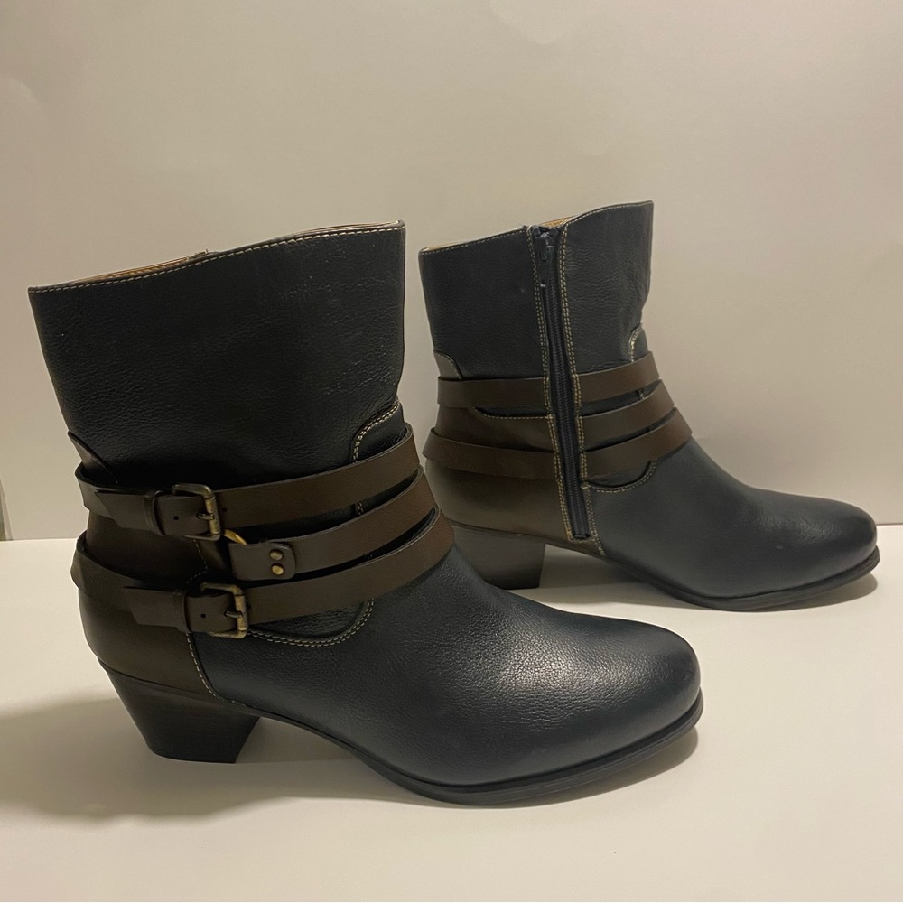 Naturalizer Gray Leather Ankle Boots with Brown Straps